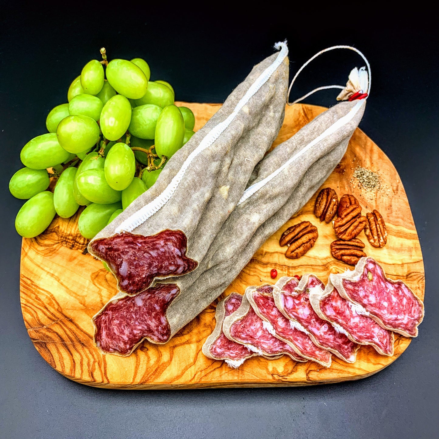 Historisch luftgetrocknete Salami im Leinendarm - Dein-Landmetzger.de