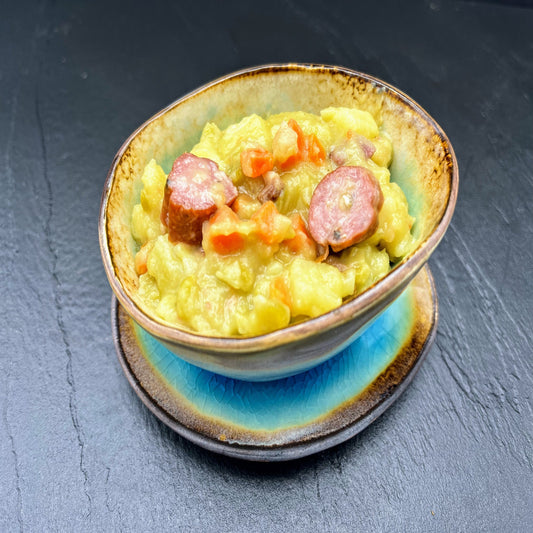 Hausgemachte Erbsensuppe mit geröstetem Brot