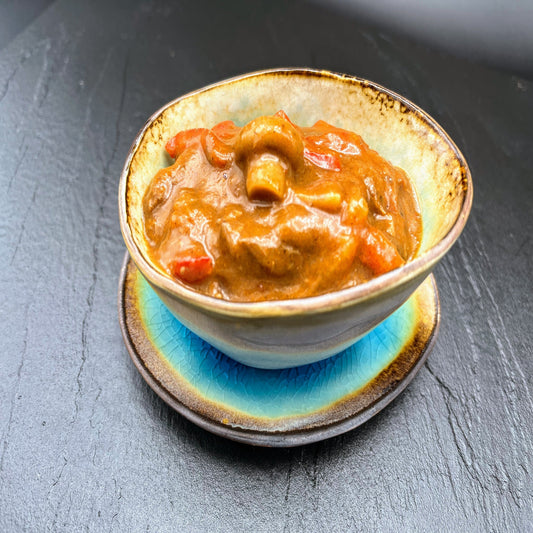 Hausgemachte Gulaschsuppe mit Paprika und Brot