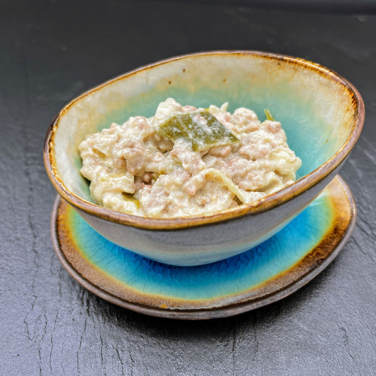 Hausgemachte Käse-Lauch-Suppe mit knusprigem Brot