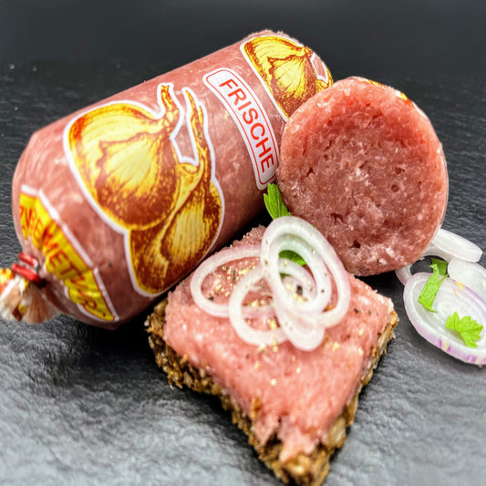 Zwiebelmettwurst: Gurken-Zwiebel-Salat – Brotzeit – Rezeptbild