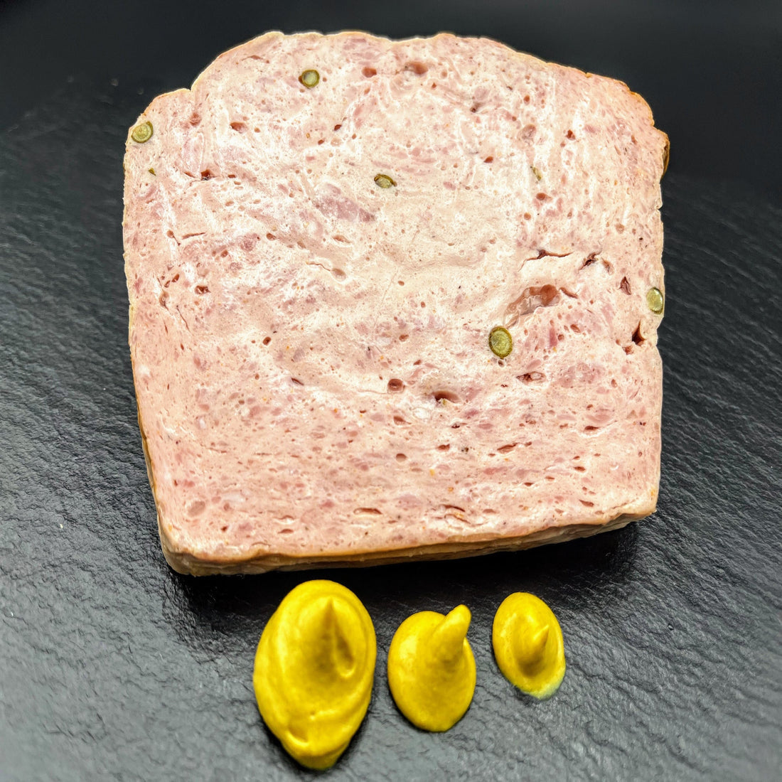 Grober Fleischkäse in Scheiben – herzhaftes Metzgereiprodukt