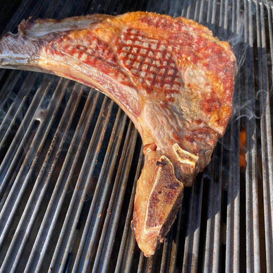 Tomahawk Steak vom Rind – Rib Steak mit langem Knochen