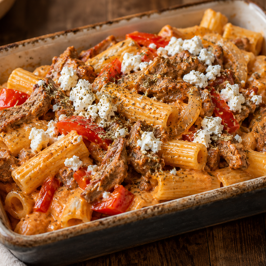 Cremige Gyros-Metaxa-Pasta mit Rigatoni, roter Paprika, Feta und Oregano