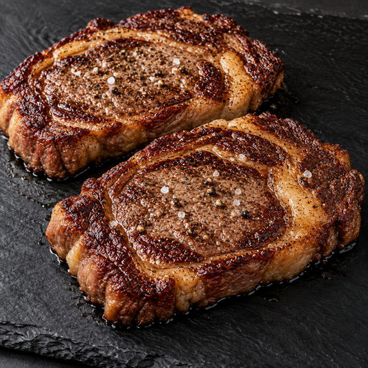 Hof-Rind Entrecôte klassisch aus dem Airfryer – zwei Rib-Eye-Steaks mit Salz und Pfeffer