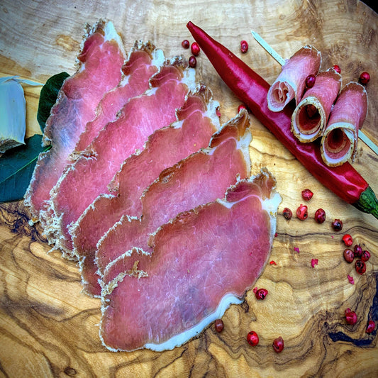 Luftgetrockneter Lachsschinken: Brotzeitbrett mit Chutney – Brotzeit – Rezeptbild