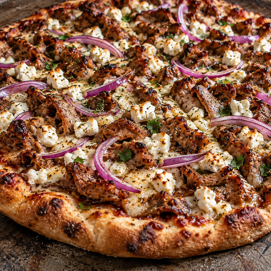 Gyros-Pizza mit Feta und roten Zwiebeln