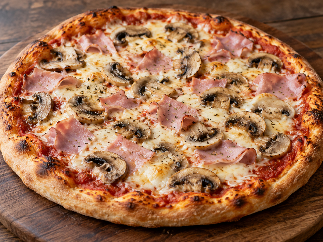 Pizza mit Kochschinken, Champignons, Mozzarella und Oregano