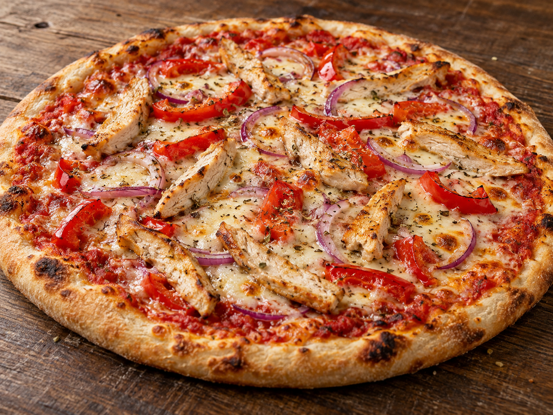 Pizza mit Putenstreifen, roter Paprika, roter Zwiebel, Mozzarella und Oregano