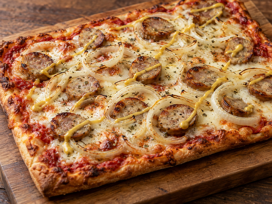 Willi-Wurst-Pizza mit Zwiebeln, Mozzarella, Senf und Oregano