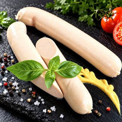 Geflügel Rostbratwurst appetitlich angerichtet auf dunkler Schieferplatte