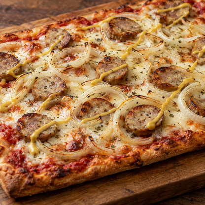 Willi-Wurst-Pizza mit Zwiebeln, Mozzarella, Senf und Oregano