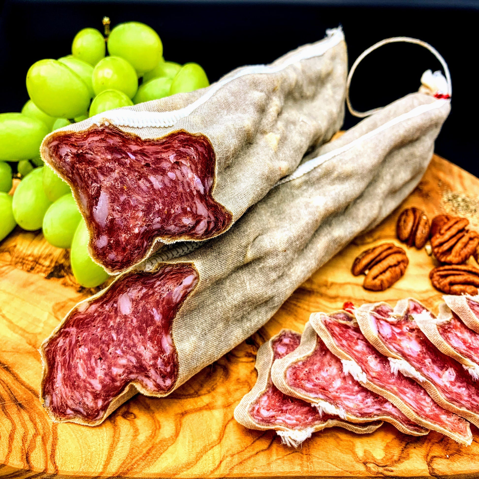Historisch luftgetrocknete Salami im Leinendarm